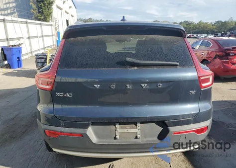 2021 Volvo Xc40 T4 Momentum z USA, uszkodzony, nr VIN YV4AC2HK4M2604185